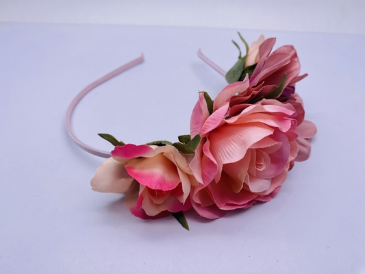 Accessoio per capelli da adolescente con cappello rosa da fiore