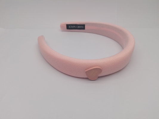 La fascia di tessuto rosa è l'aggiunta perfetta alla tua collezione di artigli per capelli.