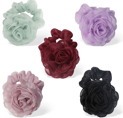 Scrunchi di capelli a fiori con diversi colori per qualsiasi abito