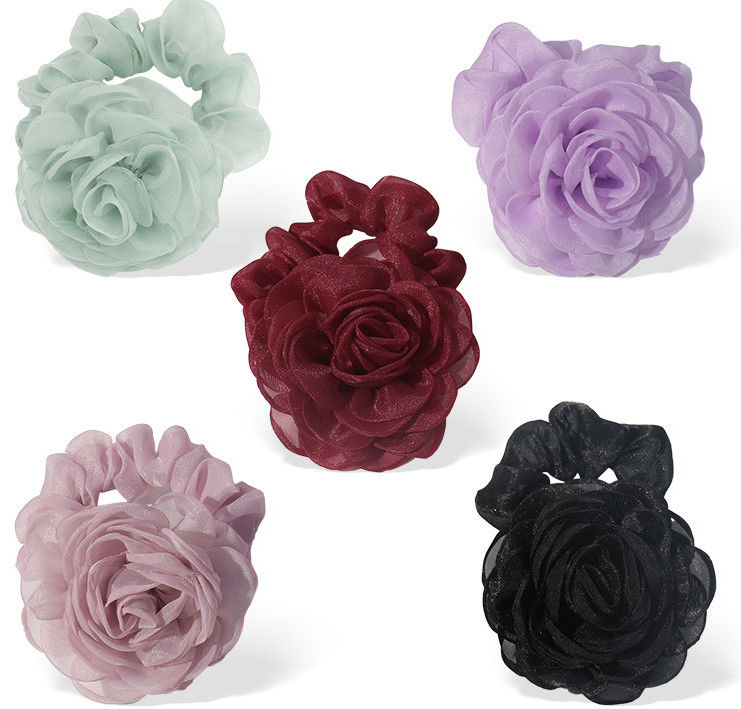 Scrunchi di capelli a fiori con diversi colori per qualsiasi abito